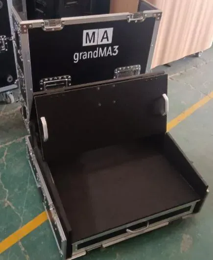 MA3 command wing flight case, suitable one 24'' screen